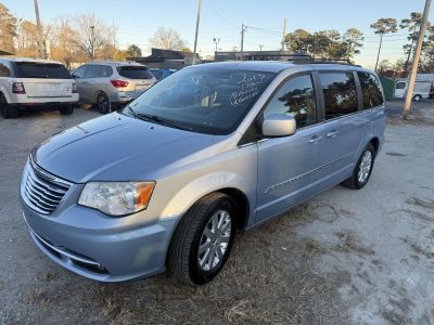 2013 Chrysler Town & Country Touring's photo